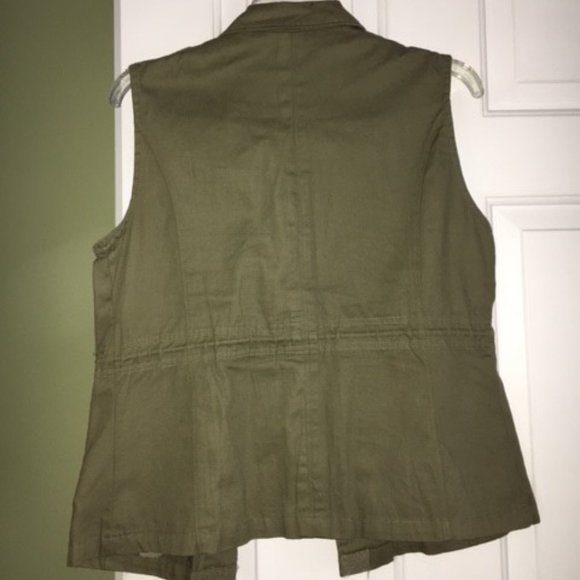 Vest - Picture 2 of 5